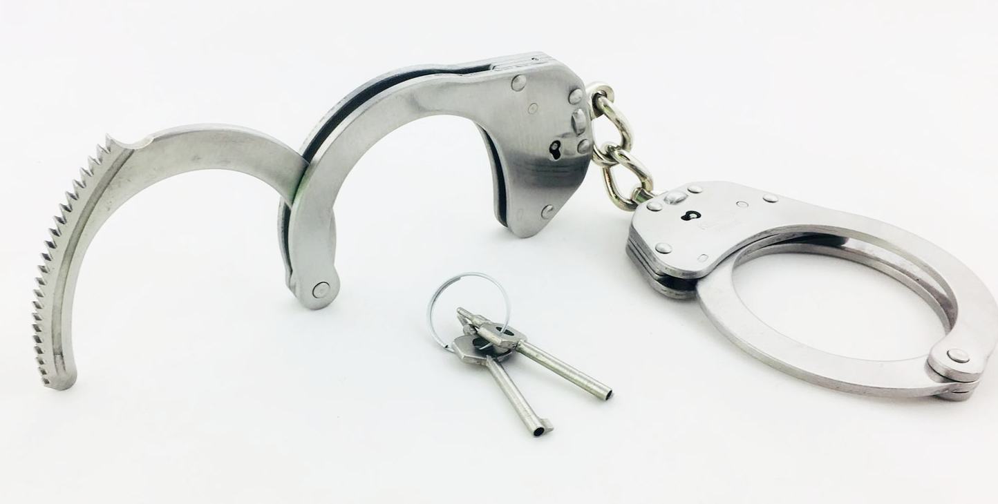 Harjatusta ruostumattomasta teräksestä valmistetut käsiraudat