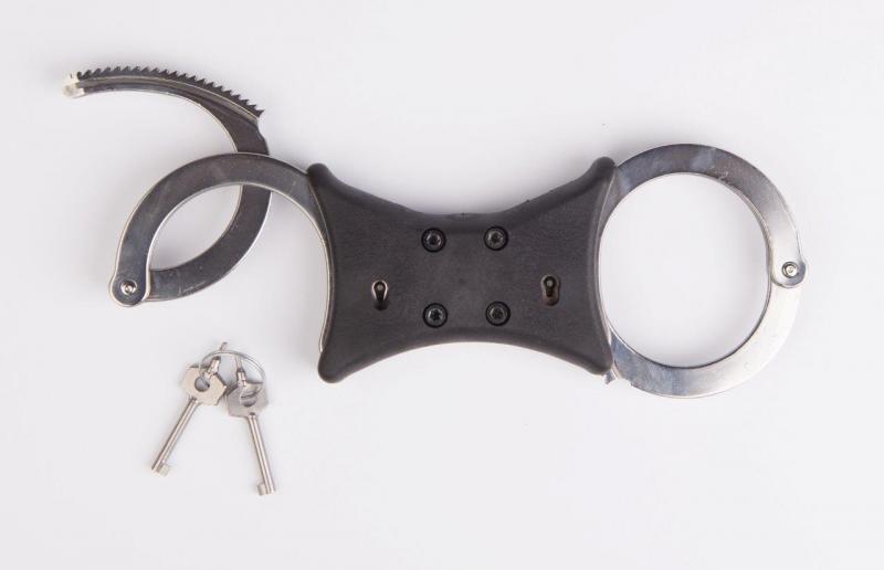 Lyhyet jäykät käsiraudat